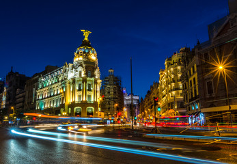 Madrid, estelas de tráfico en la calle Gran Vía