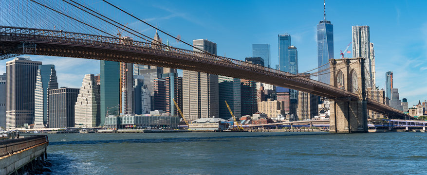 Fototapeta Panoramic view of Brooklyn bridge over Manhatten skyscrapers,