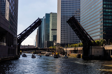 Obraz premium Chicago open bridges over the river