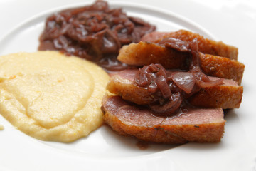 Entenbrust mit Kartoffelpüree und Rotwein-Zwiebelsosse