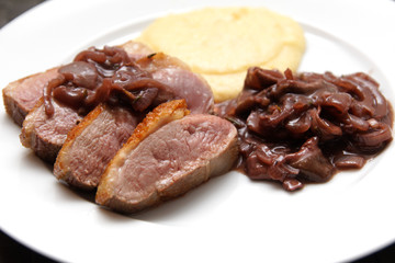 Entenbrust mit Kartoffelpüree und Rotwein-Zwiebelsosse