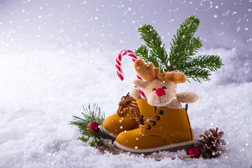 Gefüllte Kinderstiefel zum Nikolaus im Schnee