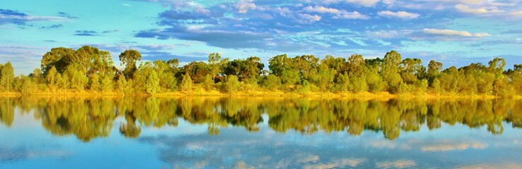 Fototapeta na wymiar lac et reflet de la nature sauvage en Australie
