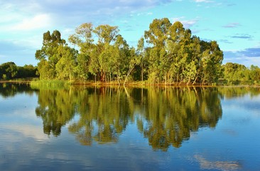 lac et reflet de la nature sauvage en Australie