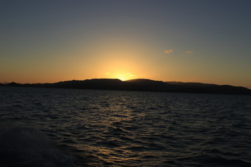 coucher de soleil sur l'horizon des eaux Australie