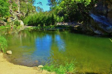 rivière dans une vallée Australie