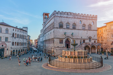 PERUGIA, ITALY - SEPTEMBER 11, 2018: View of the scenic main square (Piazza IV Novembre) and fountain (Fontana Maggiore) masterpiece of medieval architecture in Perugia, Umbria, Italy - obrazy, fototapety, plakaty