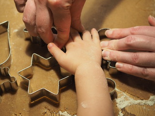 Weihnachtspl&auml;tzchen ausstechen