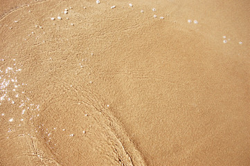 Obraz na płótnie Canvas Texture water fills the golden sand