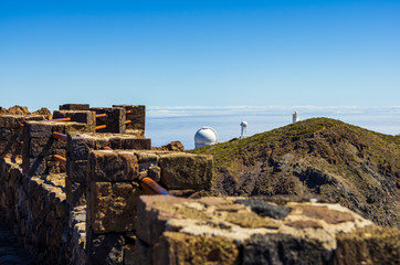 Blick vom Aussichtspunkt auf dem Roque de los Muchachos über die astronomischen Observatorien zum...