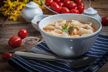 Fresh tomato soup with conchigliette.