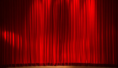 roter Bühnenvorhang mit Scheinwerfern beleuchtet