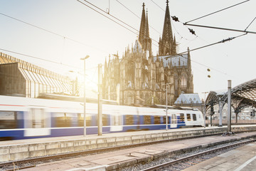 Zug fährt am Kölner Dom entlang