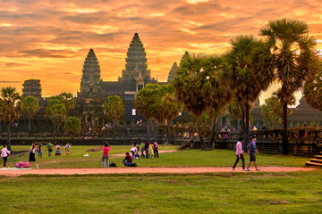 Fototapeta premium SIEM REAP, KAMBODŻA - 13 grudnia 2014: Widok na Angkor Wat o wschodzie słońca, Park Archeologiczny w Siem Reap, Kambodża wpisanego na listę światowego dziedzictwa UNESCO