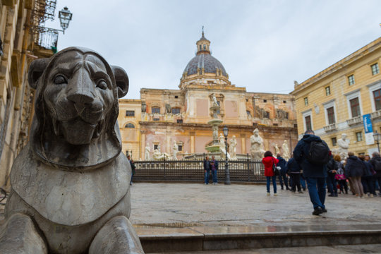 Piazza Pretoria with magnificent fountain, Fontana Pretoria