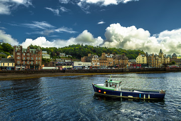 Obraz premium Vivid City Oban With Colorful Houses And Boats In Scotland