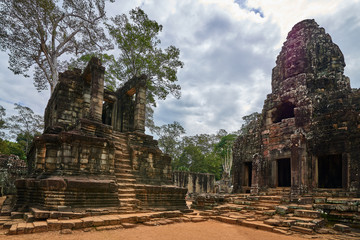 Naklejka premium Świątynia Bayon Prasat Bayon Khmer w Angkor Thom jest popularną atrakcją turystyczną, Park Archeologiczny Angkor Wat w Siem Reap w Kambodży, wpisany na Listę Światowego Dziedzictwa UNESCO