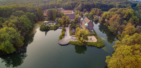 Schloss im See mit Wald