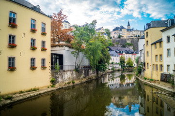 Fototapeta na wymiar Fluss in Luxemburg mit Blick auf Altstadt