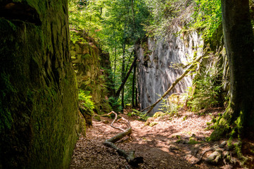 Durchgang zwischen Felsen