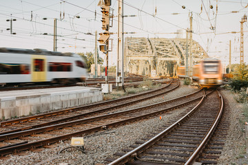 Fototapeta premium Züge fahren über Schienen