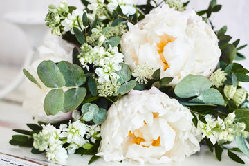 Obraz na płótnie Canvas Beautiful bouquet of bright white rose flowers, on white wooden background.
