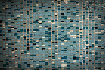 Fototapeta premium pared vieja y sucia de mosaicos pequeños azul verde negro blanco 