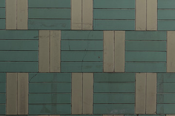 pared de mosaicos viejos y agrietados azul y blanco