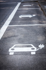 Symbol für Elektrotankstelle für Elektroautos auf der Straße