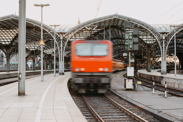 Zug verlässt Bahnhof 