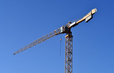 Naklejka premium gelber baukran in blauem himmel