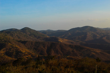 Naklejka premium montanhas e pô-do-sol