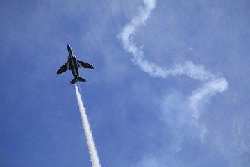 ブルーインパルス　アクロバット飛行　飛行機雲