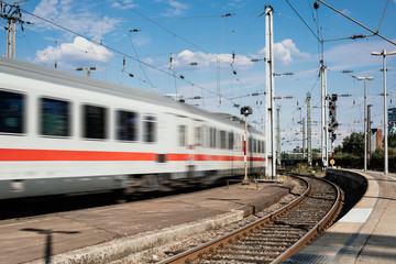 Bahn fährt über das Schienennetz