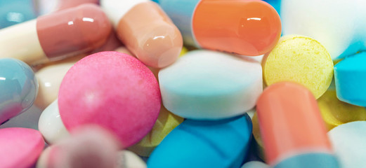 Fototapeta na wymiar close up of multi colored pills, medicinali di differenti colori
