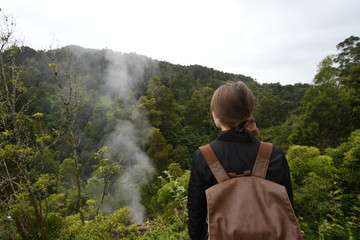 Junge Frau wandert auf Azoren