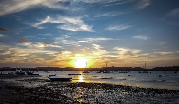 P&ocirc;r do sol em Salinas da Margarida, Bahia, Brasil &nbsp;