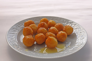Beyaz tabakta lokma tatlısı 