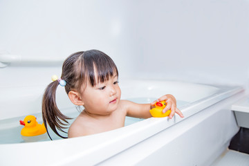 1人お風呂に入る幼い女の子 育児 成長 自立 入浴 衛生 清潔イメージ Wall Mural Chikala