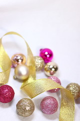 ピンク色と金色のカラフルでキラキラな装飾とゴールドのリボンの背景テクスチャ(白背景)