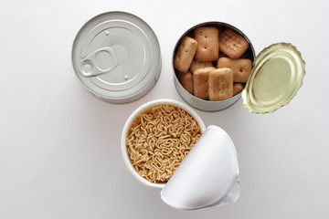 災害時の非常食のカップ麺とビスケットと缶詰