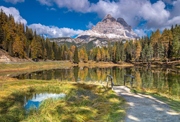 Herbst am Antornosee unter den Drei Zinnen, Dolomiten, Südtirol 