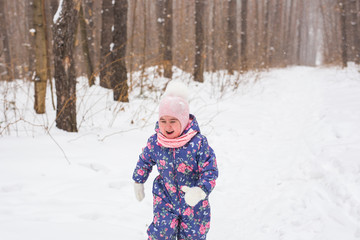 Children and nature concept - Adorable baby girl walking in winter park