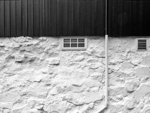 Rustikale Hauswand mit Regenfallrohr
