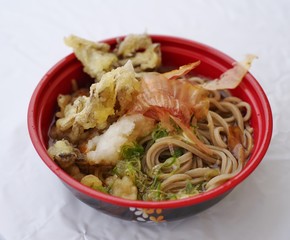 蕎麦を食べる人