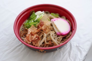 蕎麦を食べる人