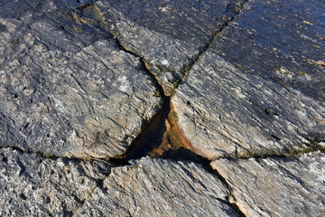 cracks forming triangle on bedrock © EsaHiltula