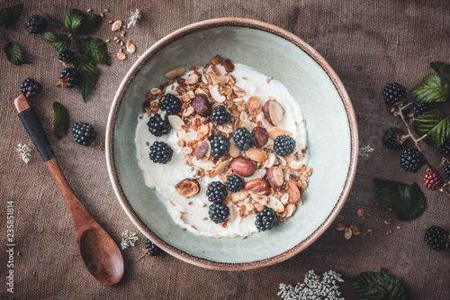 Petit Dejeuner Sain Avec Des Granola Ou Muesli Des Mures Yaourt A La Noix De Coco Et Fleurs Comestibles Wall Mural Asab974 Petit Dejeuner Sain Avec Des Granola Ou Muesli Des Mures Yaourt A La Noix De Coco Et Fleurs Comestibles Wall Mural Asab974