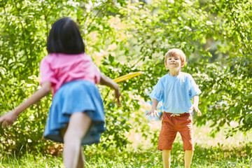 Zwei Kinder spielen zusammen Frisbee