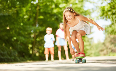 Mädchen hat Spaß beim Skateboard fahren